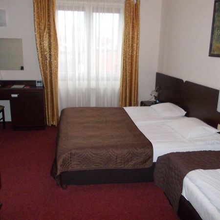 Hotel Pinocy Ledziny Eksteriør bilde