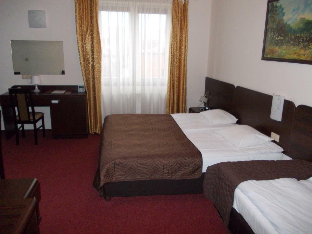 Hotel Pinocy Ledziny Eksteriør bilde