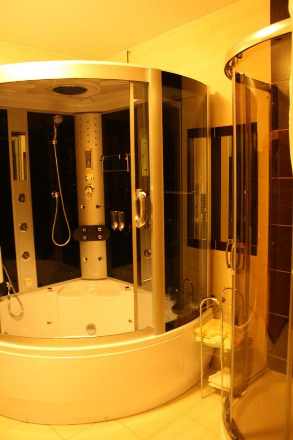 Hotel Pinocy Ledziny Eksteriør bilde