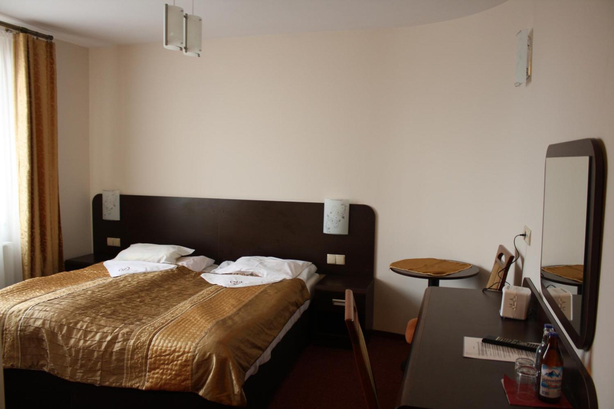 Hotel Pinocy Ledziny Eksteriør bilde